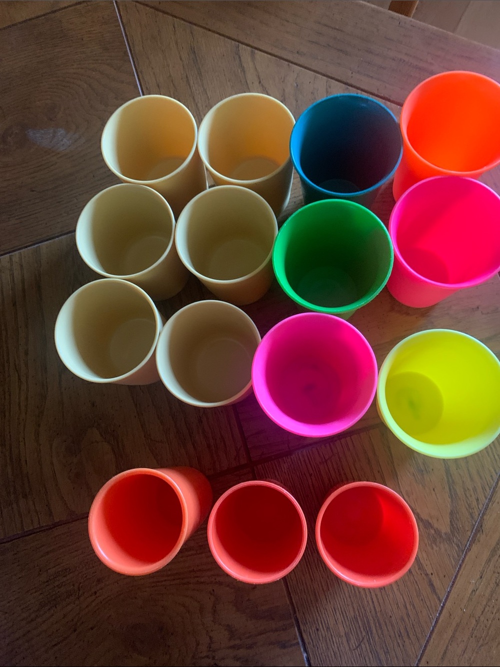 15 kids Tupperware cups